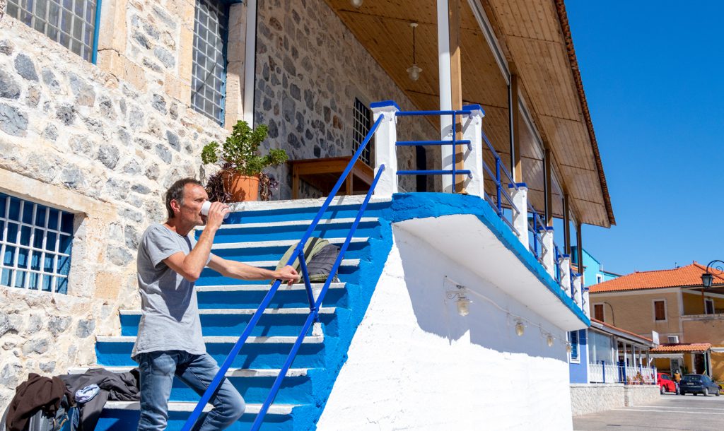 Ein Cafe to go auf der Treppe eines geschlossenen Restaurants